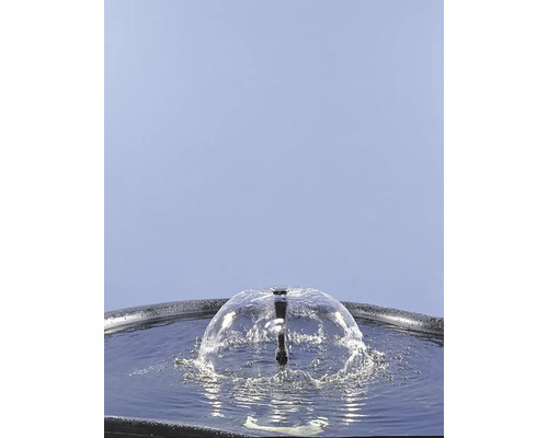 Waterspel in vijver met fonteinopzetstuk
