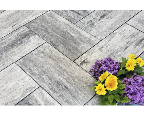 Koppelstenen in visgraatmotief met bloemstuk