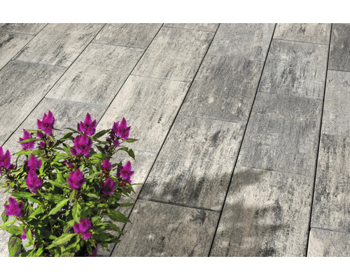 Rechthoekige betontegels met bloemen