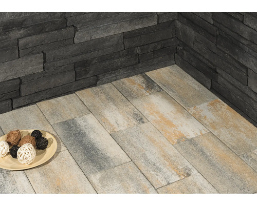 Steenstrips en terrastegels in een buitenscène.