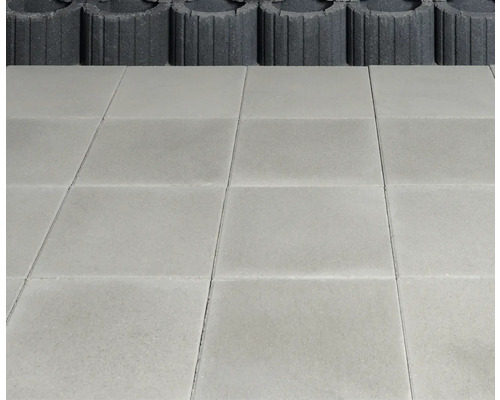 Grijze bestratingstenen en antracietkleurige grasrandstenen