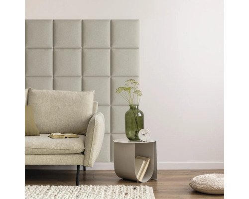 Woonkamer met bank, wandpanelen, bijzettafel met vaas en vloerkleed