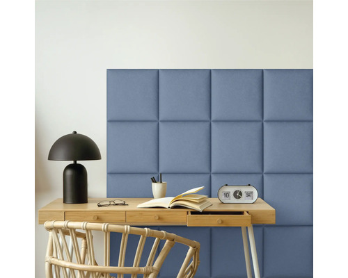 Scène met bureau, lamp, boek, bril, pennen, klok, stoel en gestoffeerde wandpanelen