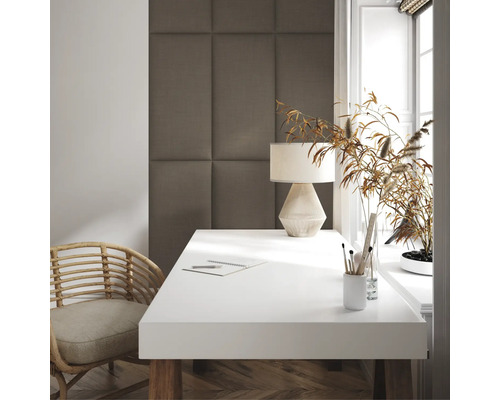 Scene van een werkkamer met bureau, stoel, lamp en wandpanelen