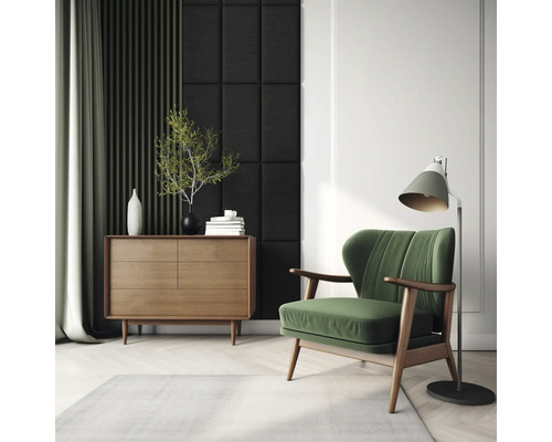 Woonkamer met commode, fauteuil en vloerlamp