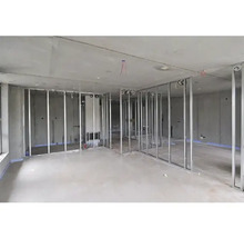 Ruwbouw van een kamer met metalen frame voor gipsplatenwanden