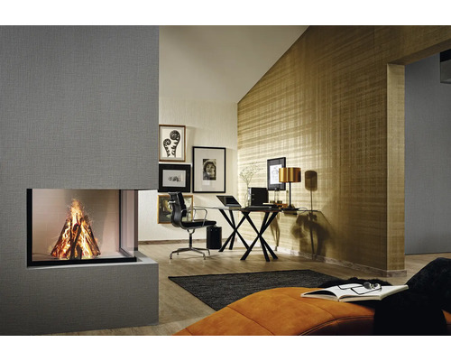 Interieurfoto van een woonkamer met open haard, bureau en decoratie