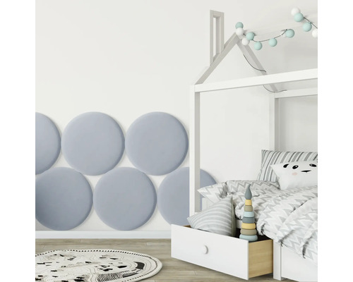 Kinderkamer met wandpanelen, tapijt en bed in huisstijl