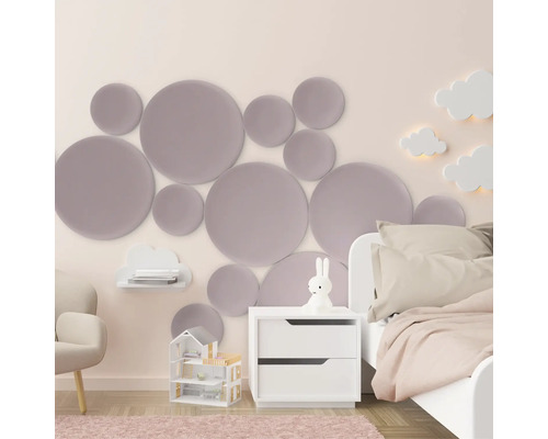 MOLLIS Wandkussen Riviera cirkel rosé 30x30 cm Kinderkamer met bed, nachtkastje, fauteuil, speelgoed en wanddecoratie met cirkels en wolken