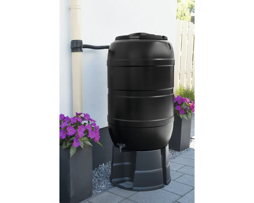 Regenton van kunststof met voet en kraan naast een regenpijp