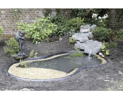 Tuinvijver met decoratie en waterval in de tuin