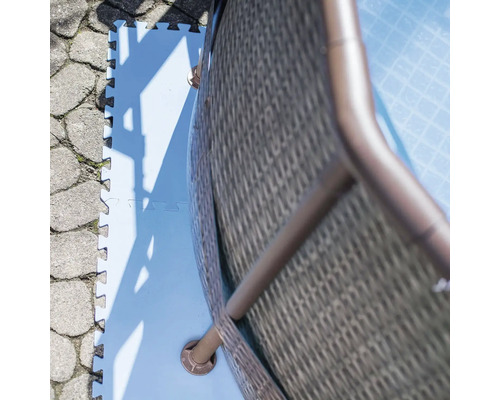 Detail van een zwembad met beschermende mat