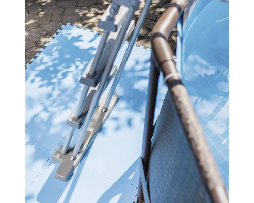 Zwembadladder en zwembad op blauwe zwembadmatten