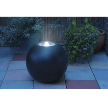 Decoratieve bolvormige buitenlamp op een terras