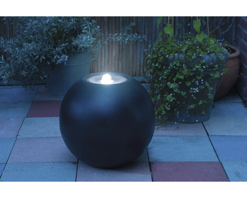 Decoratieve bolvormige buitenlamp op een terras