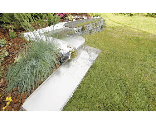 Tuin met metalen beekloop en schanskorfmuur