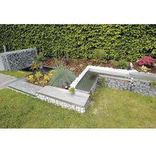 Gabionentuin met vijver, beplanting en decoratie voor buiten