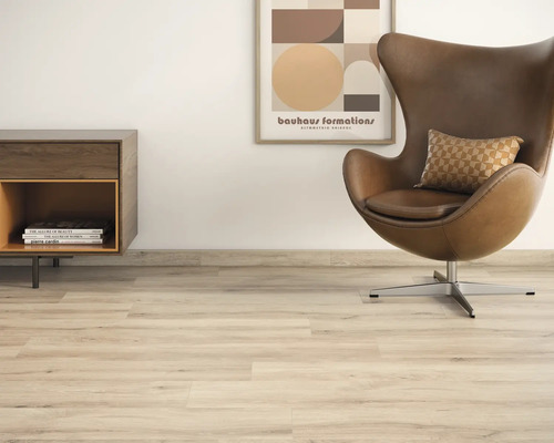 Scene met laminaatvloer, fauteuil en bijzettafel voor een moderne woonkamer.
