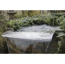 Tuinscene met waterval en weelderige beplanting