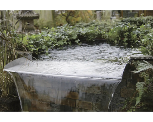 Decoratieve waterval in de tuin met stromend water
