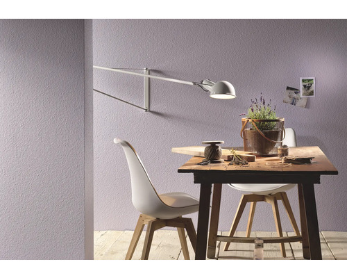 Woonkamer met eettafel, stoelen en wandlamp