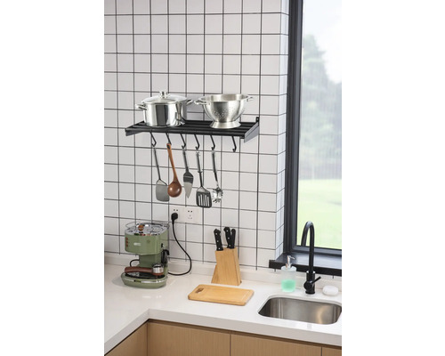 Keukenscène met gootsteen, kookgerei en planken