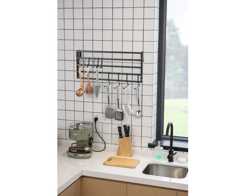 Keukenscène met keukengerei, spoelbak en werkblad