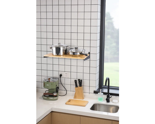 Keukenscène met kookpannen, braadpan, plank, koffiezetapparaat, messen, snijplank en gootsteen