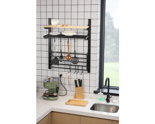 Keukenscène met servies, keukengerei en keukenrek