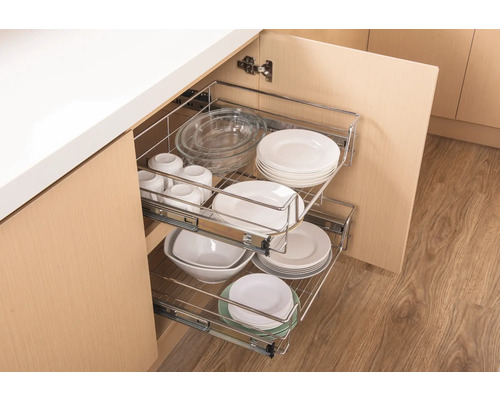 Keukenkast met uittrekbare draadmanden voor het opbergen van servies