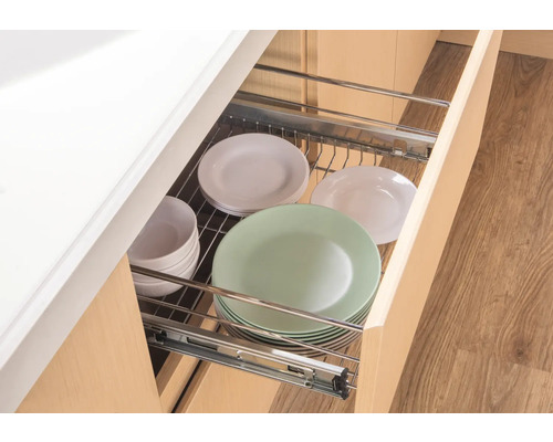 Uittrekelement met borden en kommen in een keukenkast.