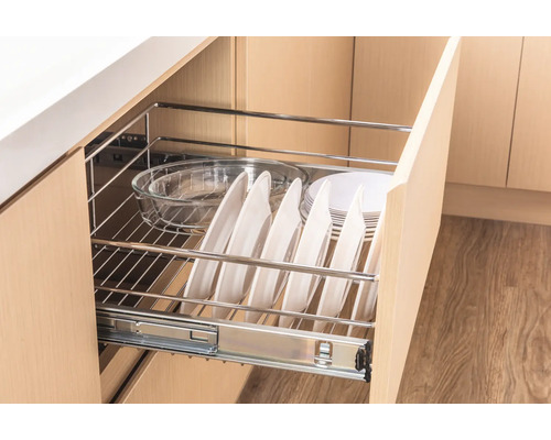 Uittrekkast met servies en glazen schaal