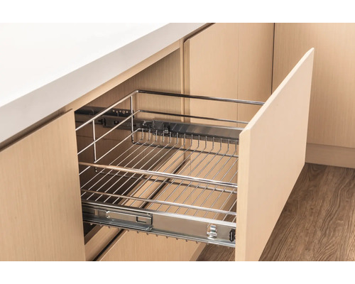 Uitgetrokken keukenkast met draadmand en volledig uittreksysteem