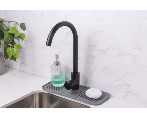 Spoelbakmengkraan met lekbak, zeepdispenser en schuurspons op een aanrecht