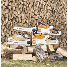 Twee Stihl accukettingzagen op een stapel hout