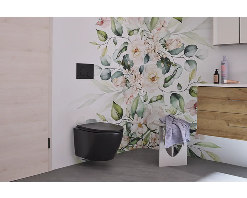 Moderne badkamer met hangtoilet, bloemenbehang en wastafel