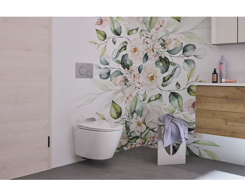 Moderne badkamer met hangtoilet, bloemenbehang en wastafel