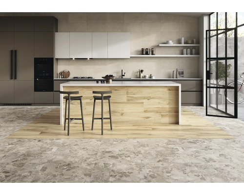 Moderne keuken met kookeiland, stoelen en diverse keukengerei.