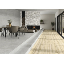 Woonkamer met eethoek, open haard en houten vloer