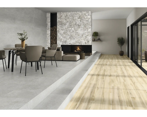 Woonkamer met eethoek, open haard en houten vloer