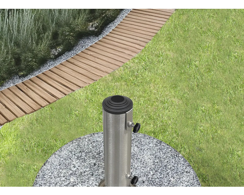 Tuinscene met houten pad en een parasolvoet van graniet