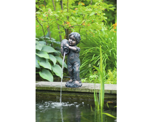 Tuinfontein met een standbeeld van een jongen die een kruik vasthoudt waaruit water in een vijver stroomt