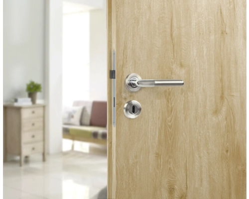 Open binnendeur met zilverkleurige deurklink