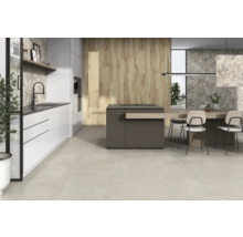 Lichte keuken met kookeiland en eethoek