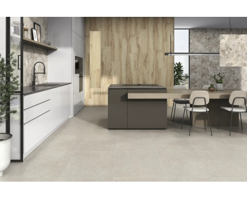 Lichte keuken met kookeiland en eethoek