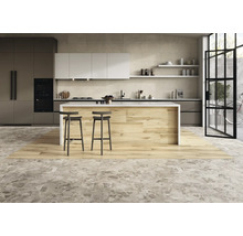 Moderne keuken met kookeiland, barkrukken en tegelvloer met steenlook