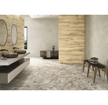 Moderne badkamer met ligbad, wastafel en vloertegels in marmerlook