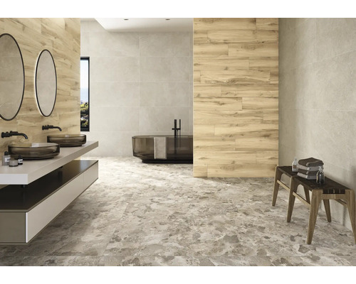 Moderne badkamer met ligbad, wastafel en vloertegels in marmerlook