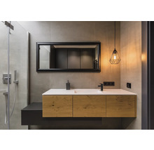 Moderne badkamer met wastafel, spiegel en verlichting