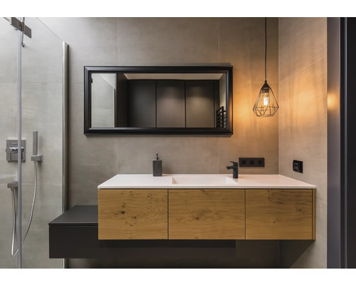 Moderne badkamer met wastafel, spiegel en verlichting